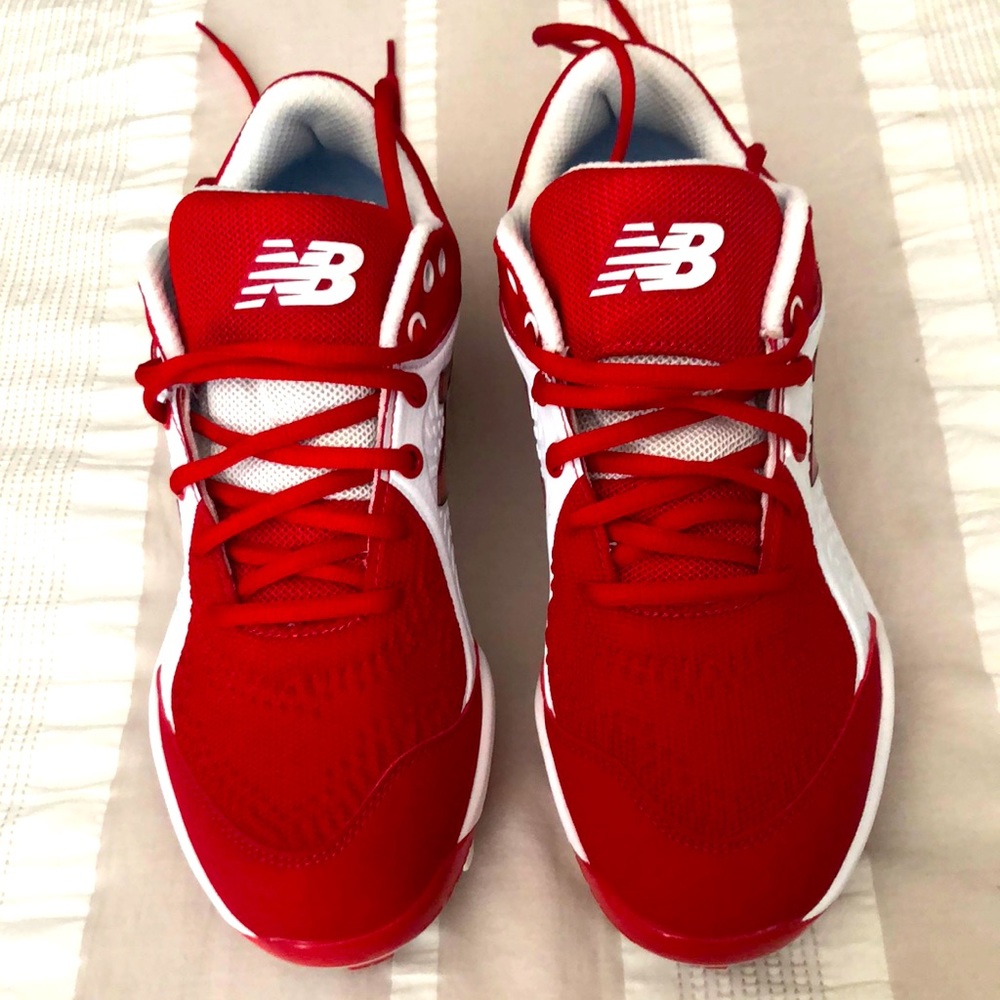New Balance men’s cleats Size 8. White with red accents.